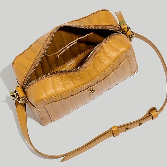 NEW Madewell The Transport Camera Bag: Bubble Pleat Edition!!! - Picture 2 of 7